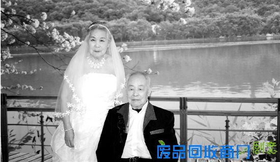 73岁奶奶补拍婚纱照显羞涩 已与老伴结婚52年(图)－滚动－文化频道－中工网