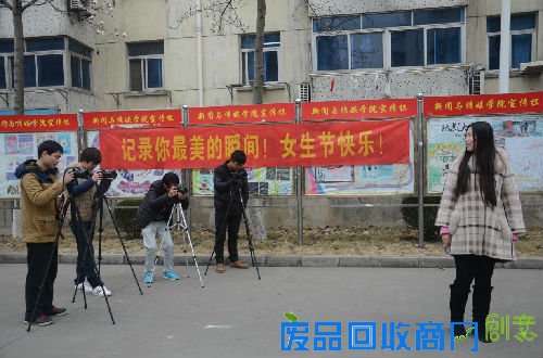 图为大二女生王佳宇正在享受免费摄影。 四台单反 “无死角”拍摄 扬大新传学子用相机为女生过节