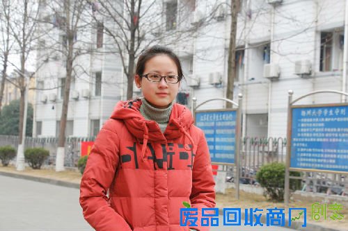 图为大一女生陈彦莉收到的特殊的女生节礼物。 四台单反 “无死角”拍摄 扬大新传学子用相机为女生过节