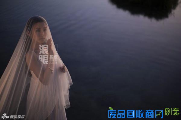 组图：林依晨唯美婚纱照曝光 秋水长天伊人独立