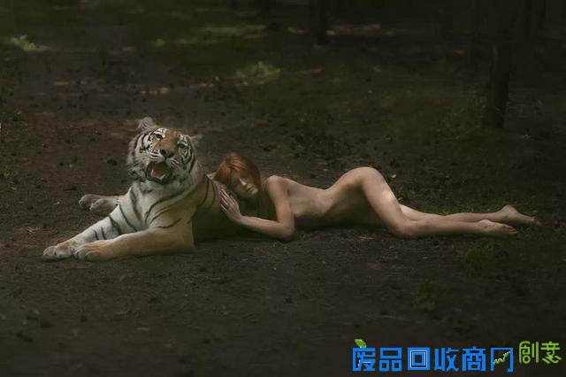 用生命拍照，不靠PS的美女与野兽唯美大片