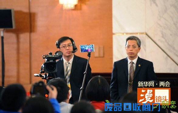 各地记者们的“自拍神器”