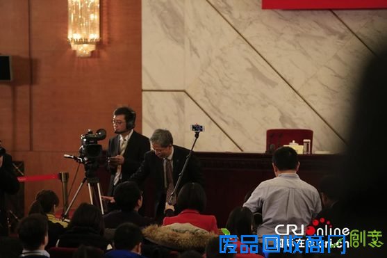 各地记者们的“自拍神器”