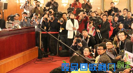 各地记者们的“自拍神器”