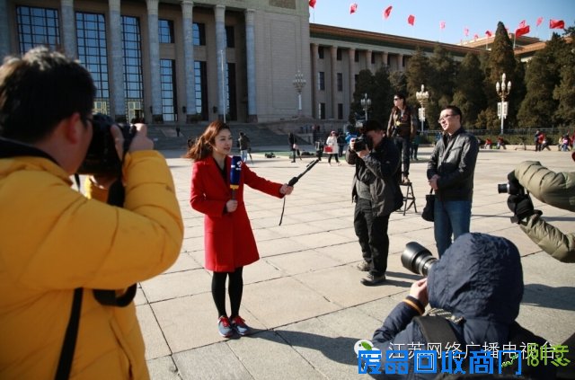 江苏城市频道美女记者晓乐带“自拍神器”上两会，自己既当摄影师又主持，这duang的一下，让摄像大哥不知所措了呀！