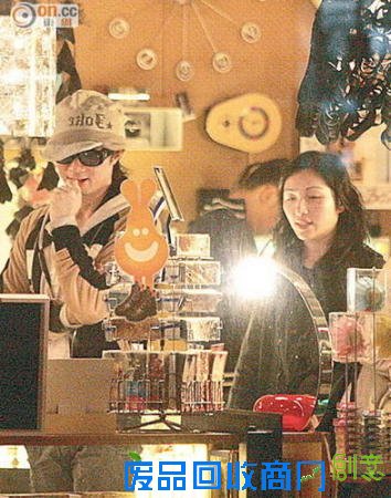 古巨基婚宴太太感动落泪 吴君如赞新娘清新脱俗