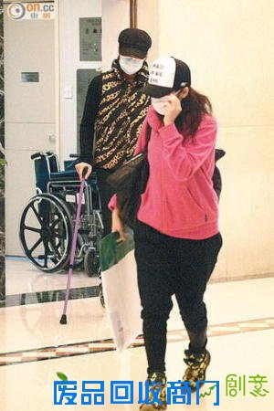 古巨基婚宴太太感动落泪 吴君如赞新娘清新脱俗