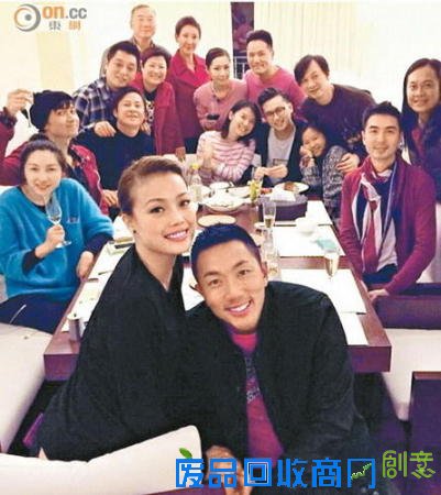 古巨基婚宴太太感动落泪 吴君如赞新娘清新脱俗