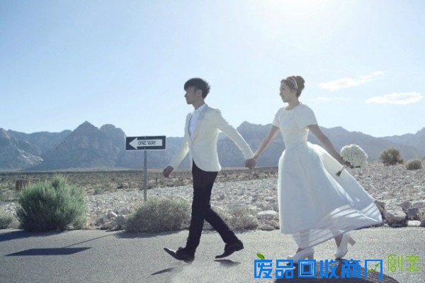 古巨基婚宴太太感动落泪 吴君如赞新娘清新脱俗