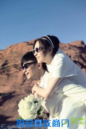 古巨基婚宴太太感动落泪 吴君如赞新娘清新脱俗