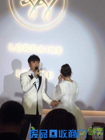 古巨基婚宴太太感动落泪 吴君如赞新娘清新脱俗