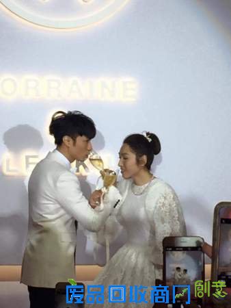 古巨基婚宴太太感动落泪 吴君如赞新娘清新脱俗