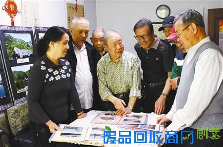 昨天，河西区东海街83岁的张光润，在社区举办《津城美如画》摄影、剪报展。老人用3年的时间走遍了天津的大街小巷，拍摄了天津美景万余幅，还把各大报纸关于天津风土民情的文章剪报装订成册，用摄影和剪报的形式宣传、赞美家乡。本报记者