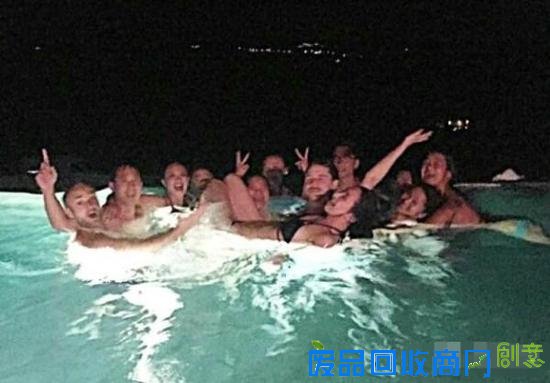 吴雨霏婚后大解放 着三点式泳装秀好身材