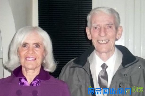 英国男子因妻子去世过度悲伤 “心碎”而亡(图)