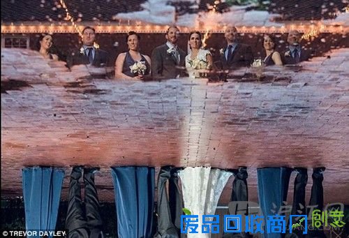 photo8:Mirror image: A wedding party made use of a storm by posing in the reflection made by a puddle. 倒影成像——巧妙地利用暴风雨后的水塘拍摄新婚派对照,让幸福的脸庞倒映在水溏中,真是别出心裁。