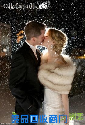 photo7:Not even snow can stop this bride and groom from sharing a tender kiss. 飘零的雪花也不能阻止新人夫妇温柔甜蜜的拥吻。