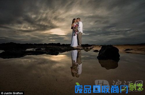 photo6:A couple stand out in white against a dark and wet background in Kauai, Hawaii. 一对新人身着白色,在天黑欲雨的夏威夷拍摄婚纱照。