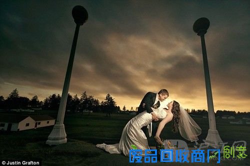 photo3:Bright horizon: A brewing thunderstorm provides the stunning background for one of the photos. 远方明亮的地平线——即将到来的暴风雨给婚纱照提供了非常震撼的背景。