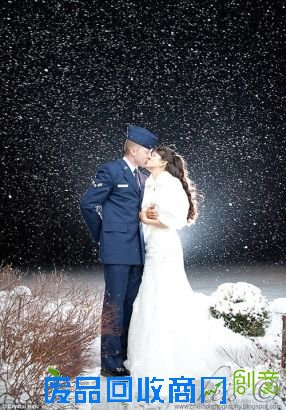 photo2:Snow big deal: Newlyweds Claire and Chris endure a blizzard in their enchanting wedding photo. 下雪这件大事——新婚夫妇克莱尔和克里斯在拍摄婚纱照时正逢暴雪,这也让照片更加迷人。