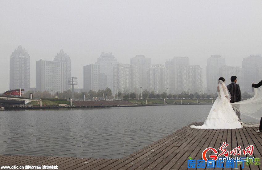 郑州“雾霾”中拍摄婚纱照 灰暗天空为难“约拍”摄影师