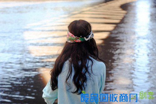 唯美女生伤感背影 