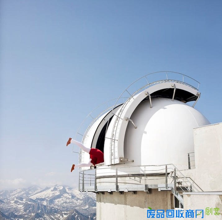 法国女摄影师Maia Flore最近经历了一次奇妙的旅行。应某基金会邀请，她游览了法国境内25个有名的历史遗址，并在这些历史文化遗址中留影。当然，她不是用普通游客“到此一游”的拍摄方式，画面经过精心编排设计，角度总是出人意料。她用自己的观看方式审视这些历史遗址，照片中带着某种态度。