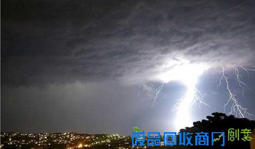 雷神降世！摄影师抓拍10万道闪电有人被雷劈 又美又恐怖