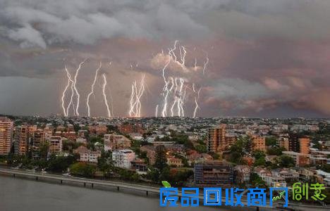 雷神降世！摄影师抓拍10万道闪电有人被雷劈 又美又恐怖