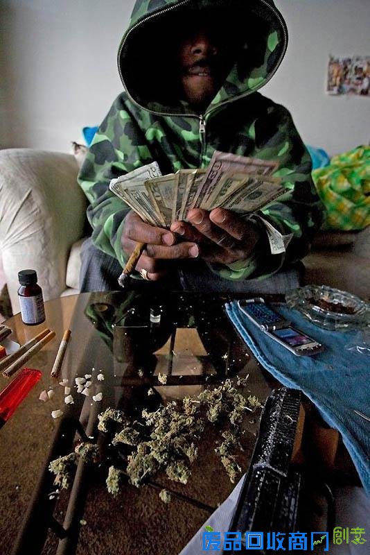 令人不寒而栗：摄影师获准拍摄美国黑帮真实生活