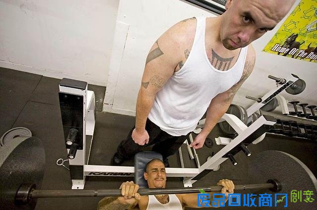 令人不寒而栗：摄影师获准拍摄美国黑帮真实生活