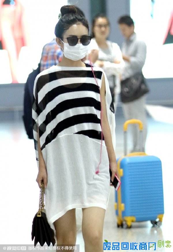 赵丽颖时尚条纹裙秀美腿