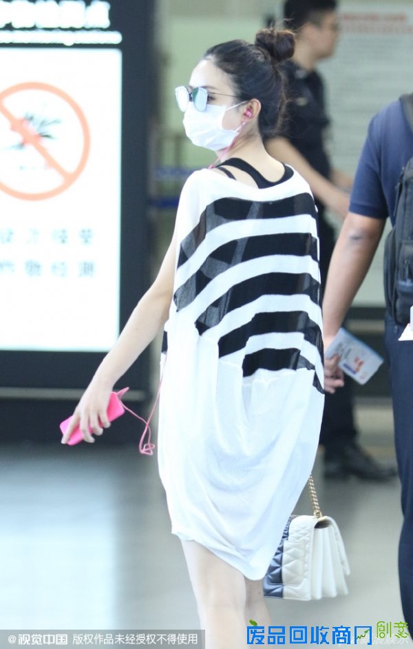 赵丽颖时尚条纹裙秀美腿