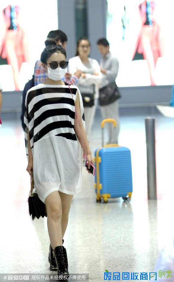 赵丽颖时尚条纹裙秀美腿