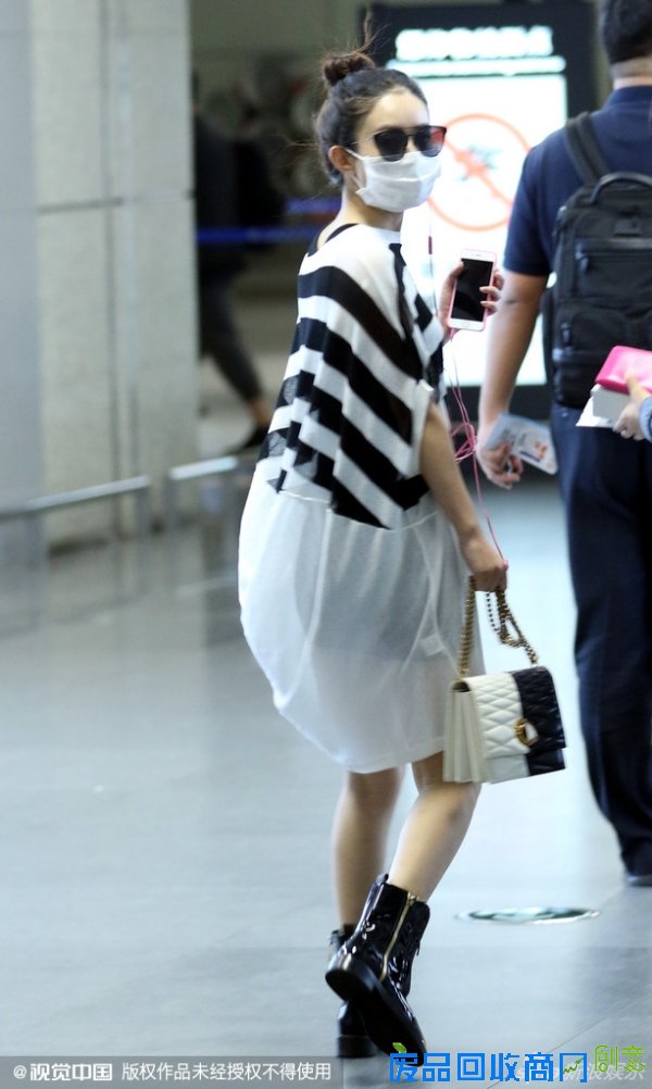 赵丽颖时尚条纹裙秀美腿