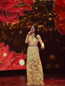 杨钰莹粉嫩纱裙露美腿