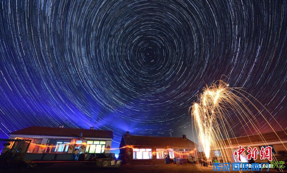 摄影师拍摄中俄边境北纬51度星轨美图