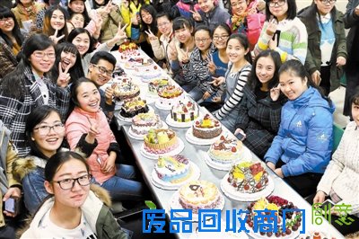 天津师大举办创意蛋糕大赛 学子享受劳动乐趣