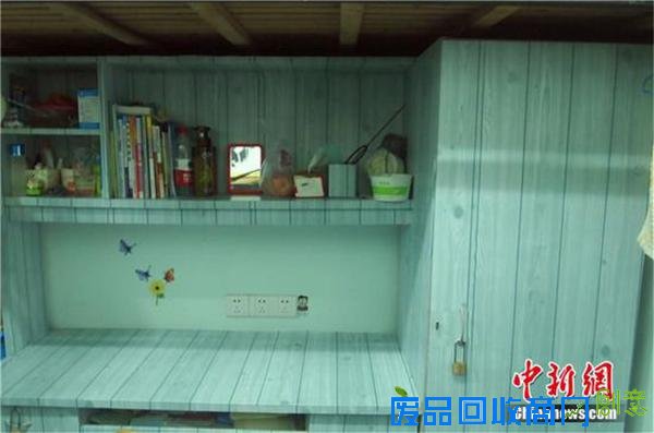 12月4日消息，“欧式复古风”的墙面、灯光朦胧下的轻纱帷幔、地中海风格的色调……近日，浙江纺织服装职业技术学院的学生寝室一改单调呆板的形象，在学生的创意及巧手之下，摇身一变升级为舒适温馨的“精装修”样板房。据悉，该校不少寝室的装修成本皆在500元以下，拥有挂牌的特色寝室已有近200个。