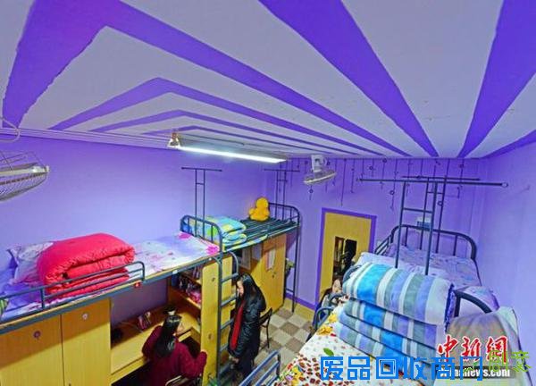 12月4日消息，“欧式复古风”的墙面、灯光朦胧下的轻纱帷幔、地中海风格的色调……近日，浙江纺织服装职业技术学院的学生寝室一改单调呆板的形象，在学生的创意及巧手之下，摇身一变升级为舒适温馨的“精装修”样板房。据悉，该校不少寝室的装修成本皆在500元以下，拥有挂牌的特色寝室已有近200个。