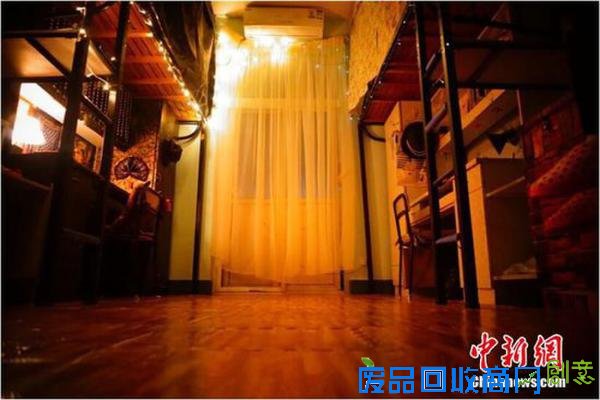 12月4日消息，“欧式复古风”的墙面、灯光朦胧下的轻纱帷幔、地中海风格的色调……近日，浙江纺织服装职业技术学院的学生寝室一改单调呆板的形象，在学生的创意及巧手之下，摇身一变升级为舒适温馨的“精装修”样板房。据悉，该校不少寝室的装修成本皆在500元以下，拥有挂牌的特色寝室已有近200个。