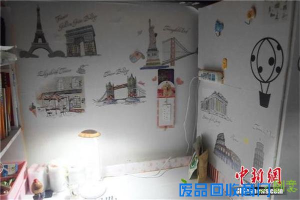 12月4日消息，“欧式复古风”的墙面、灯光朦胧下的轻纱帷幔、地中海风格的色调……近日，浙江纺织服装职业技术学院的学生寝室一改单调呆板的形象，在学生的创意及巧手之下，摇身一变升级为舒适温馨的“精装修”样板房。据悉，该校不少寝室的装修成本皆在500元以下，拥有挂牌的特色寝室已有近200个。