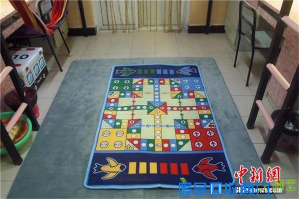 12月4日消息，“欧式复古风”的墙面、灯光朦胧下的轻纱帷幔、地中海风格的色调……近日，浙江纺织服装职业技术学院的学生寝室一改单调呆板的形象，在学生的创意及巧手之下，摇身一变升级为舒适温馨的“精装修”样板房。据悉，该校不少寝室的装修成本皆在500元以下，拥有挂牌的特色寝室已有近200个。