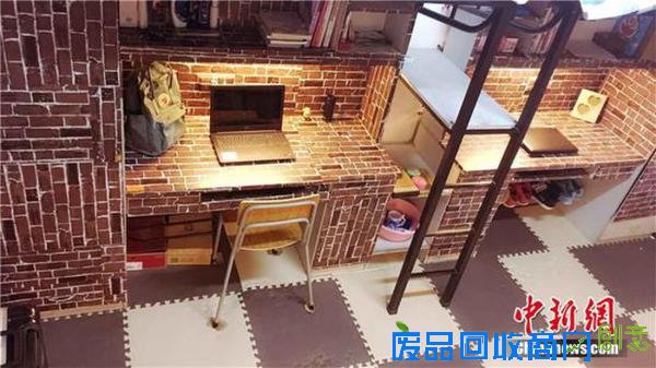 12月4日消息，“欧式复古风”的墙面、灯光朦胧下的轻纱帷幔、地中海风格的色调……近日，浙江纺织服装职业技术学院的学生寝室一改单调呆板的形象，在学生的创意及巧手之下，摇身一变升级为舒适温馨的“精装修”样板房。据悉，该校不少寝室的装修成本皆在500元以下，拥有挂牌的特色寝室已有近200个。