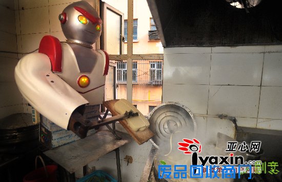机器人：不吃饭不睡觉不要工资不偷懒 店主很满意