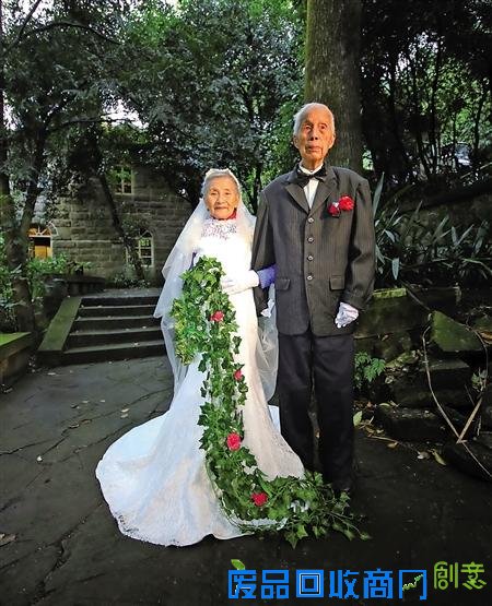 结婚70年 金婚老人重回故地拍婚纱照朗诵战地情书