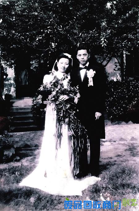 结婚70年 金婚老人重回故地拍婚纱照朗诵战地情书