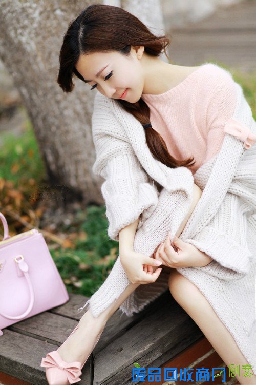 在秋天最后一片残叶飘落肩头的时候