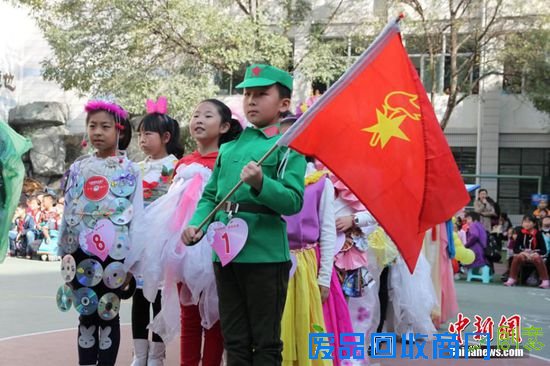 “小模特”们准备走秀。