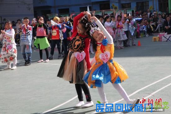 学生展示自己制作的“创意时装”。